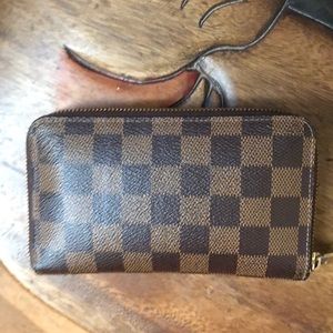 Authentic Louis Vuitton Zippy Wallet